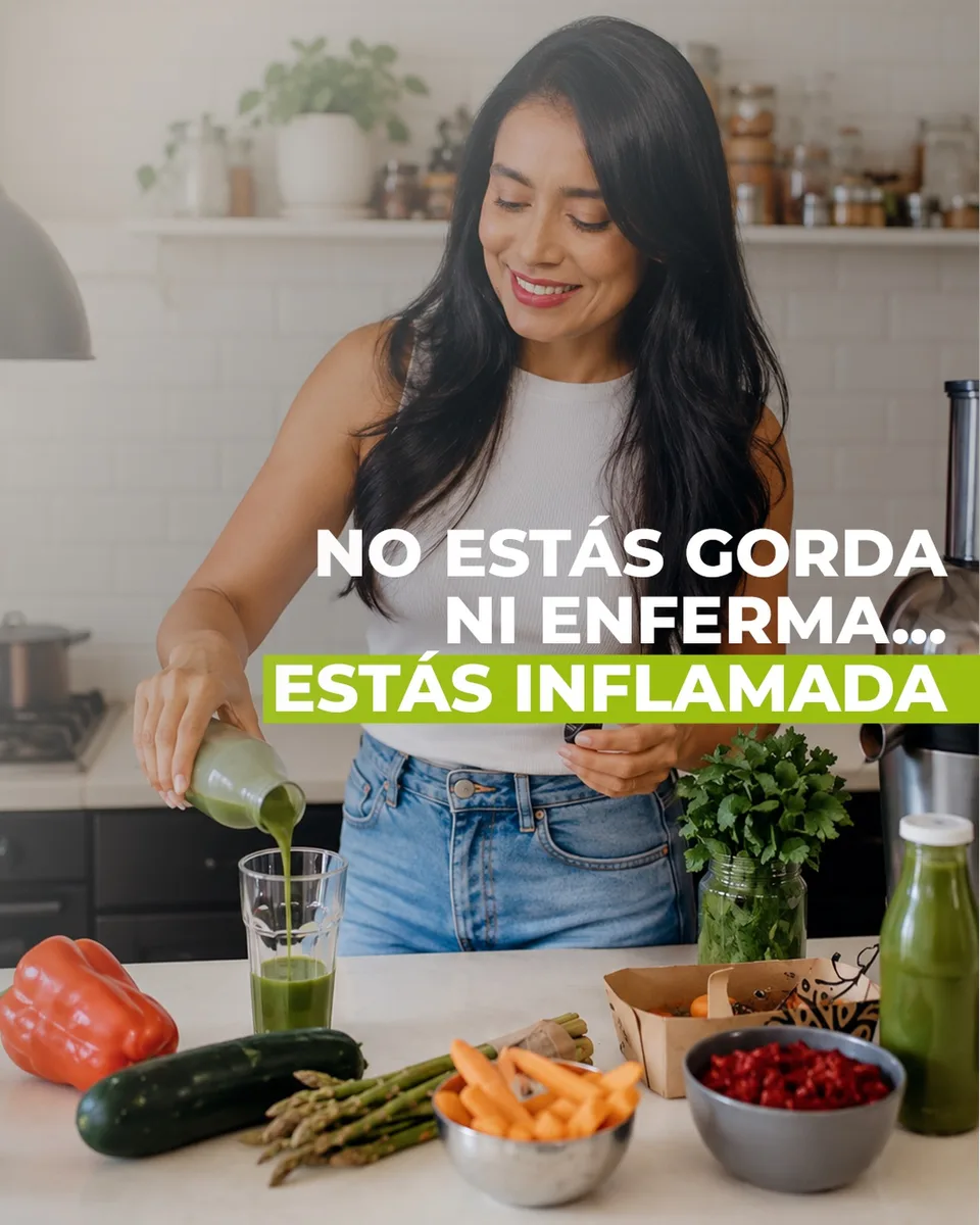 María Eugenia Méndez en su cocina preparando un jugo verde, con el mensaje: No estás gorda ni enferma, estás inflamada